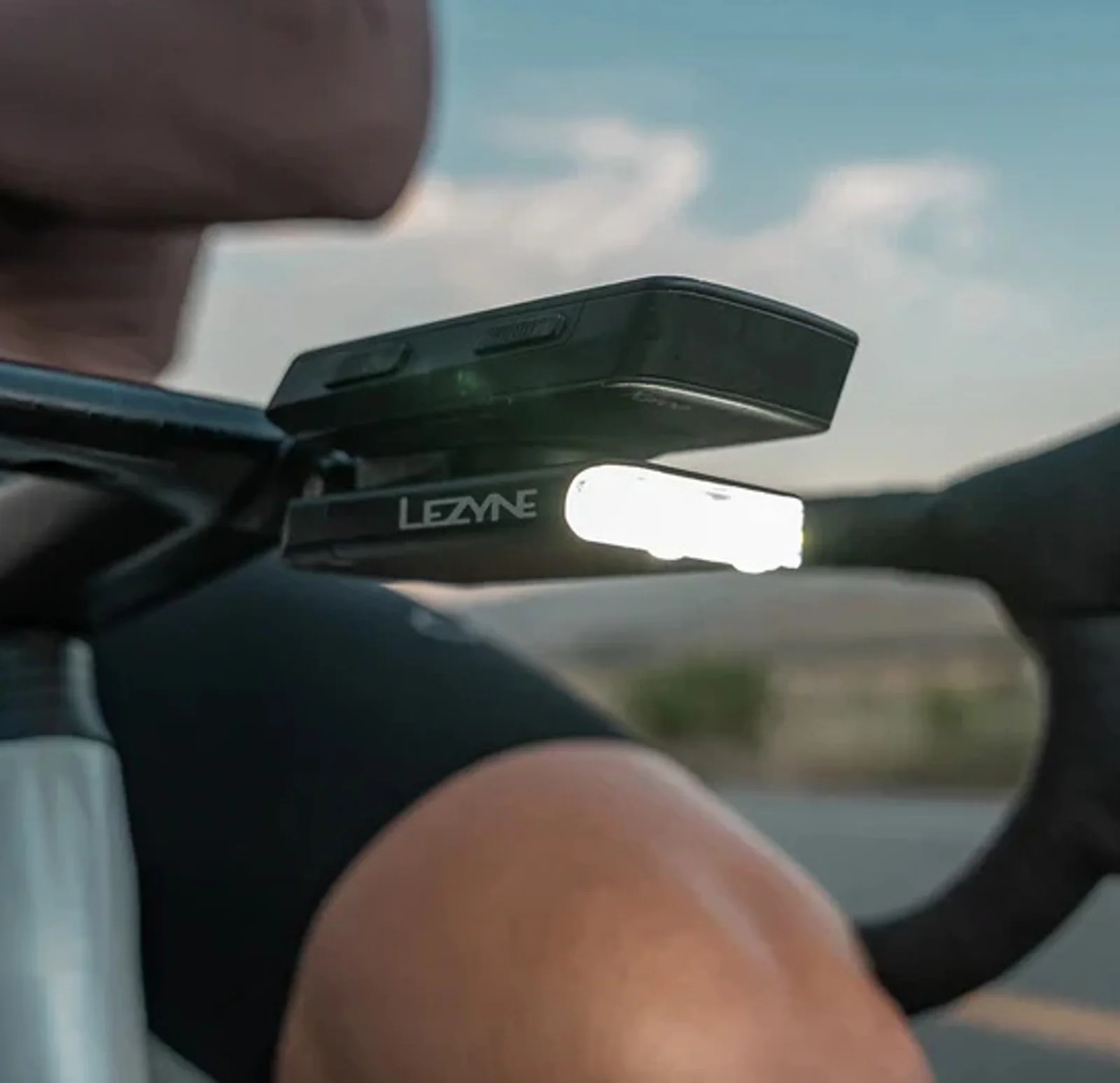 LUZ DELANTERA LEZYNE ROAD DRIVE 500